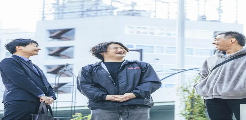 オフィス前で談笑する社員たち