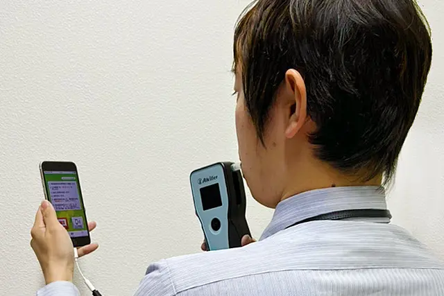 アルキラーPlusを使用しアルコールが分解されるまでの時間測定の実験を行う様子