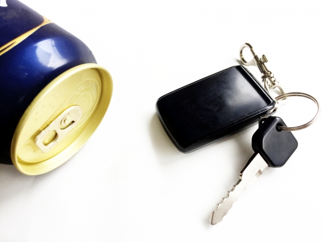 アルコール飲料と車のキーの画像（アルコールチェックとは）